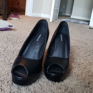 Black opened toed pump